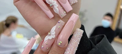 Lange rosa Nägel mit weißem French, 3D-Blüten und Strasssteinen